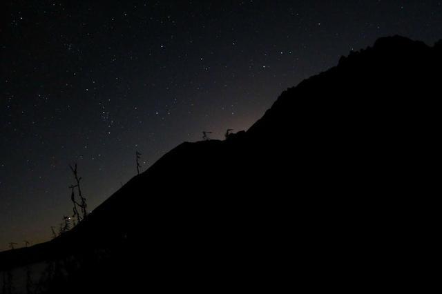 豪爵蓝巨星125踏板摩托车怎么打开后座加油？