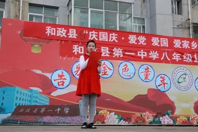 黄色吊带背心搭配小黑裤，性感又优雅，这样搭配太有气质吗？