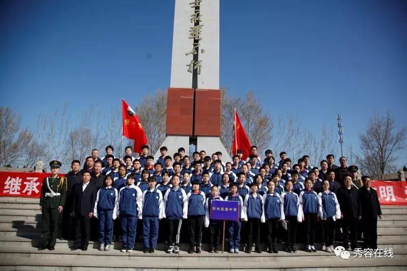 微视频|自备“神器”?一群中学生带放大镜来看古画