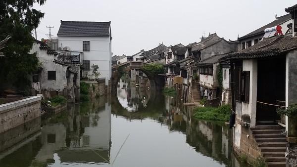 洪紫千荣登《华人英才》封面人物 绽放新时代青年力量