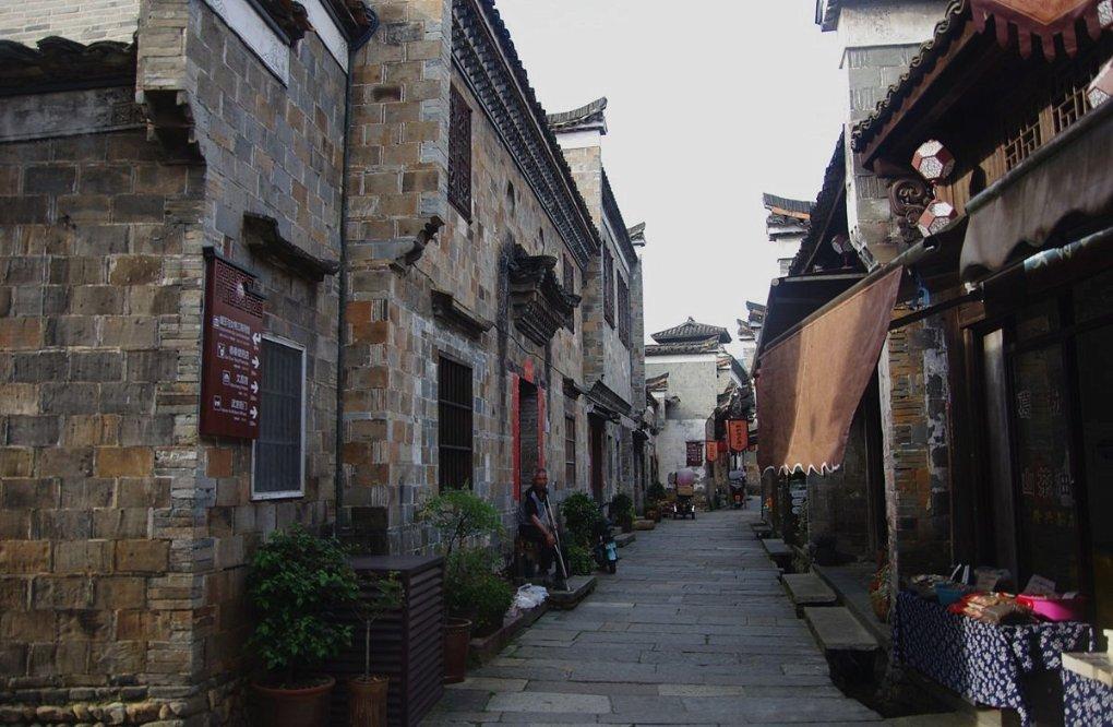 杭州大爷熔铜280吨，“重建”雷峰塔，1千年只腐蚀1毫米