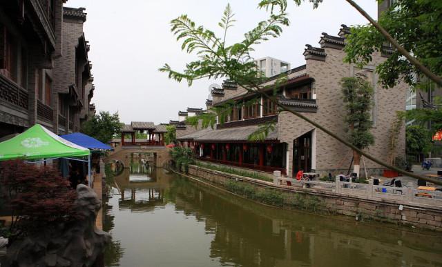 杀害烈士江姐后，他躲在故乡成劳模，一自行车让其现出原形